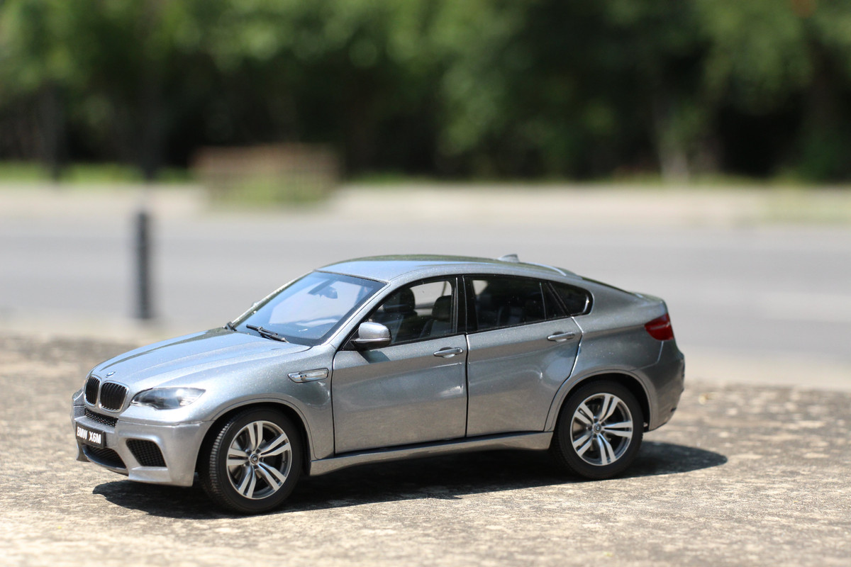BMW X6 M Space Grey 1/18 Diecast Car Model by Kyosho 
