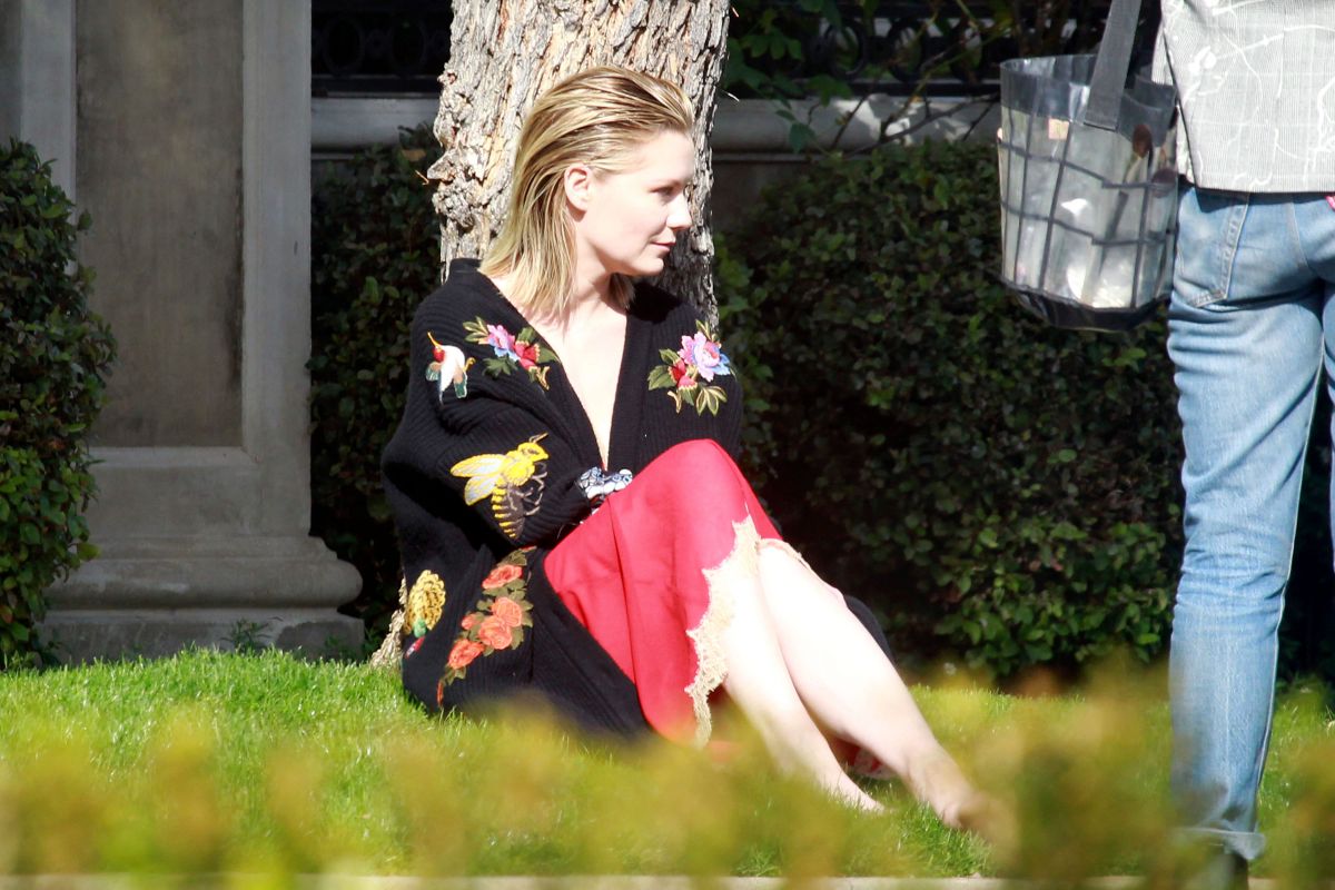 kirsten-dunst-on-the-set-of-a-photoshoot-in-los-angeles-01-15-20
