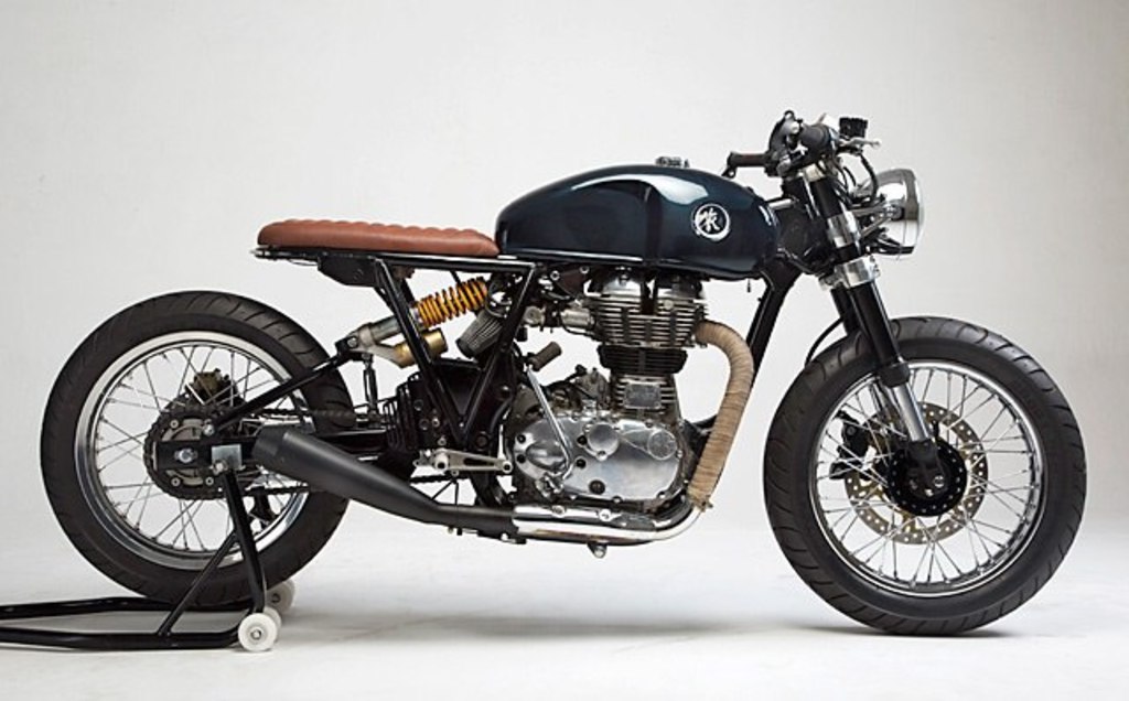 Custom front. Royal Enfield Bobber. Royal Enfield Cafe Racer. Royal Enfield Custom. Мотоциклы в стиле кафе рейсер.