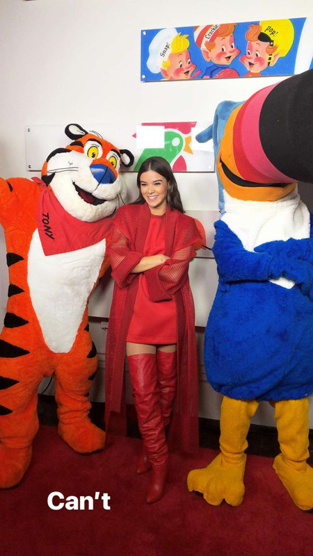 hailee-steinfeld-performing-at-kelloggs-nyc-cafe-for-national-ce