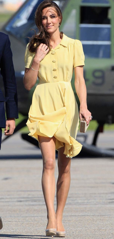 Kate_Middleton_nude_tights_on_an_airstrip6