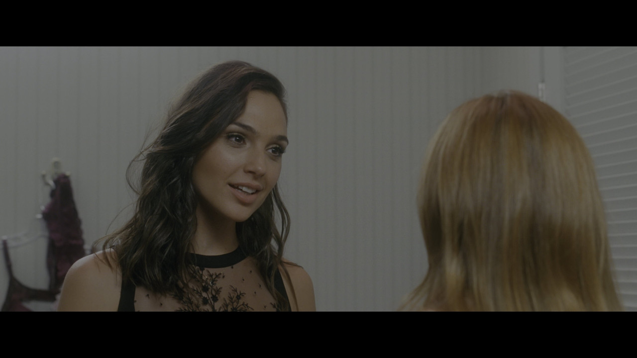 gal-gadot-keeping-up-with-the-joneses-uhd-caps-9