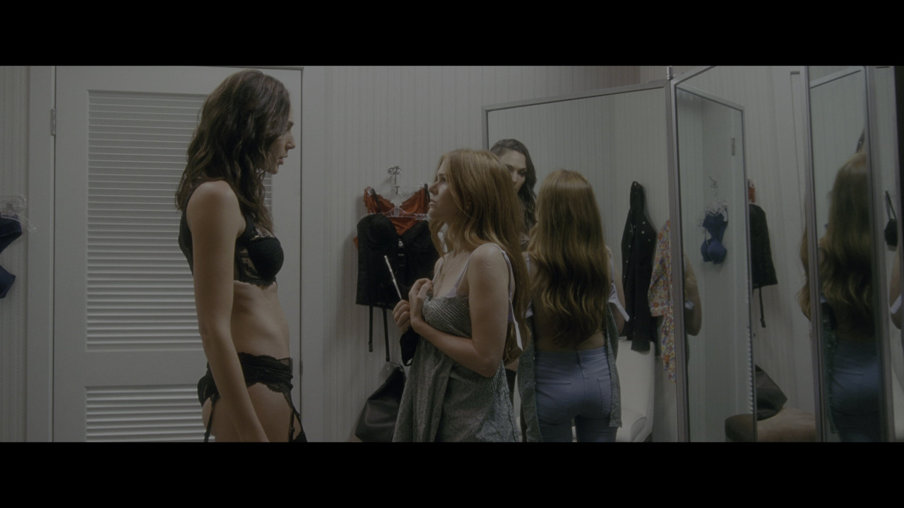 gal-gadot-keeping-up-with-the-joneses-uhd-caps-17