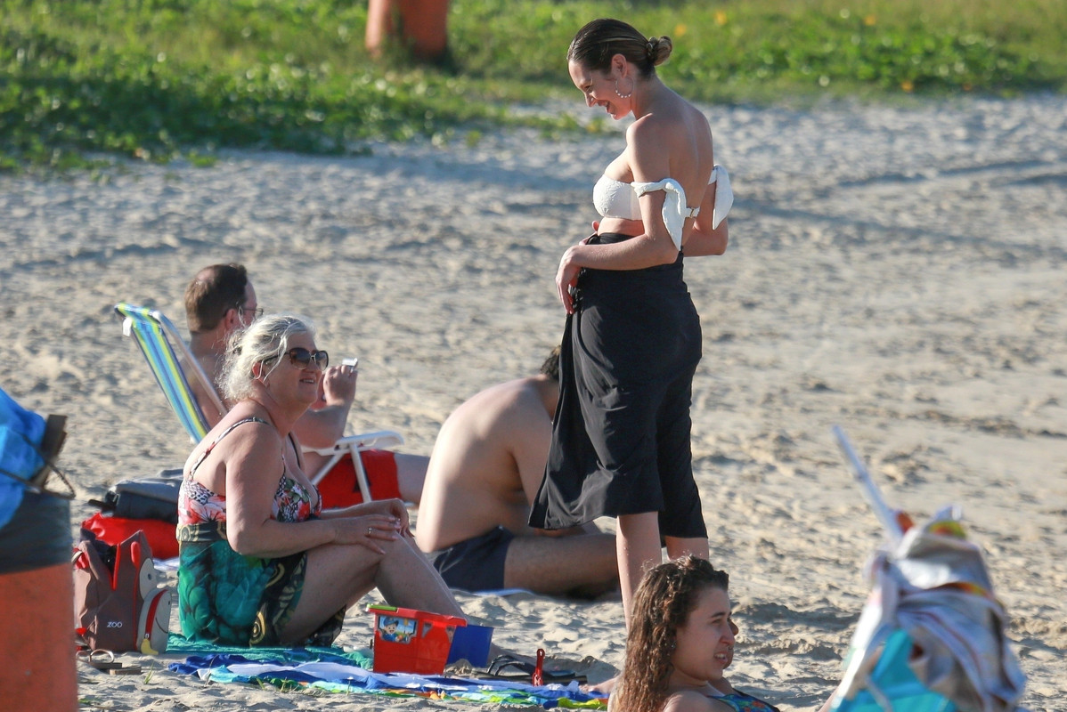 candice-swanepoel-bikini-candids-in-spain-71018-24