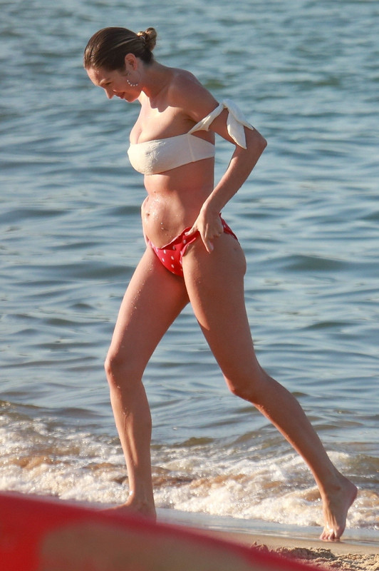 candice-swanepoel-bikini-candids-in-spain-71018-14