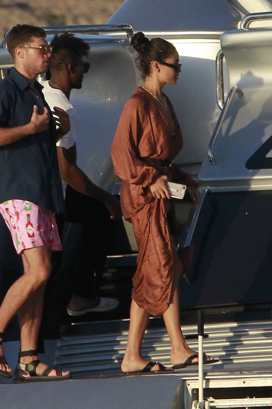 shanina-shaik-at-the-beach-in-spain-72518-23