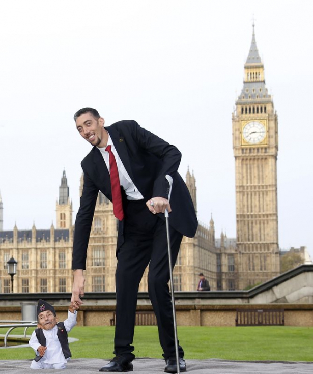 Dünyanın En Uzun ve En Kısa Adamı Londra'da Buluştu