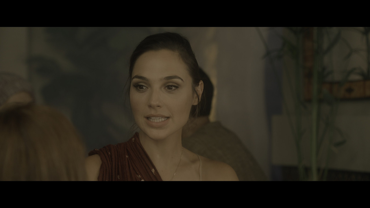 gal-gadot-keeping-up-with-the-joneses-uhd-caps-125