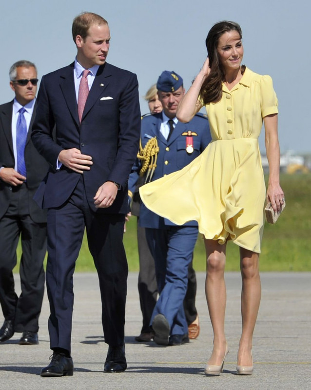 Kate_Middleton_nude_tights_on_an_airstrip7