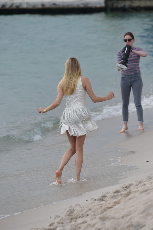 chloe-sevigny-on-set-of-a-photoshoot-at-the-beach-in-cannes-upsk