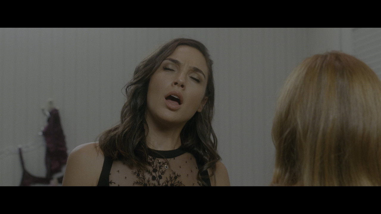 gal-gadot-keeping-up-with-the-joneses-uhd-caps-10