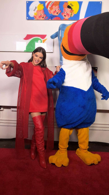 hailee-steinfeld-performing-at-kelloggs-nyc-cafe-for-national-ce