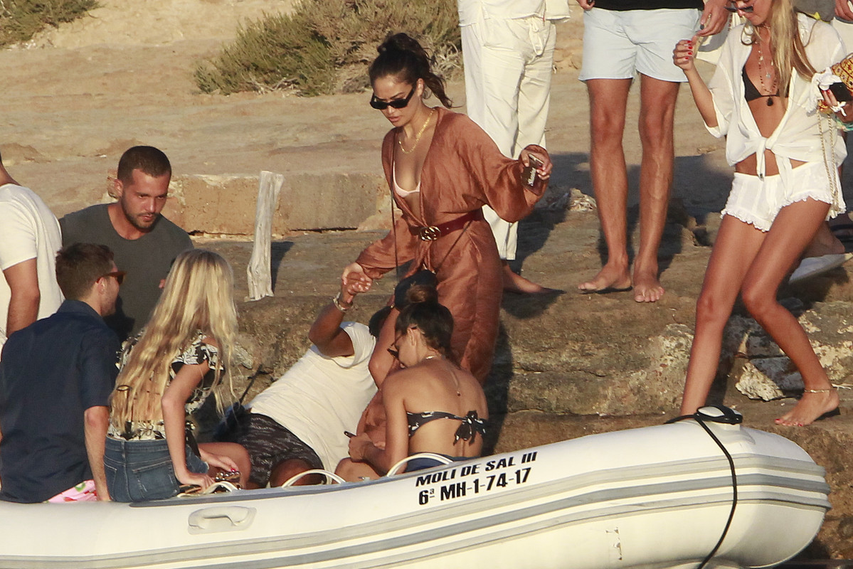shanina-shaik-at-the-beach-in-spain-72518-20