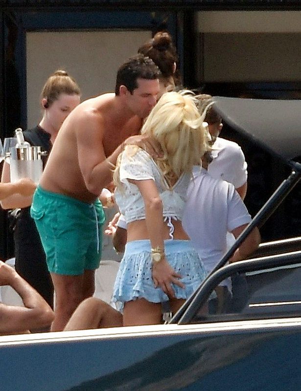 Victoria-_Silvstedt-_Upskirt-_The_Fappening_Blog.com-7