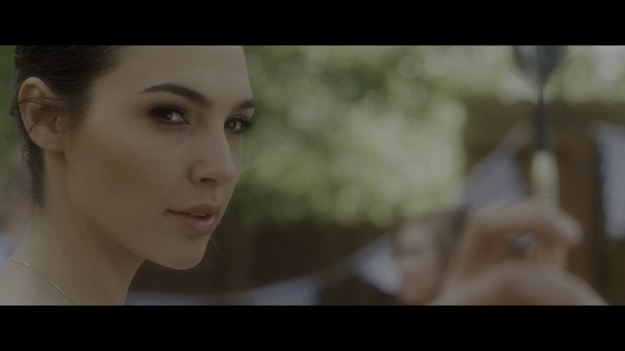 gal-gadot-keeping-up-with-the-joneses-uhd-caps-66