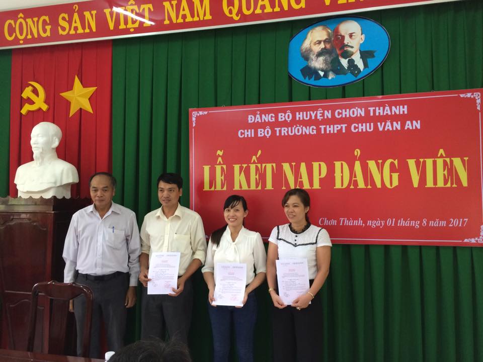 Lễ kết nạp Đảng viên và những tín hiệu vui của trường THPT Chu Văn An
