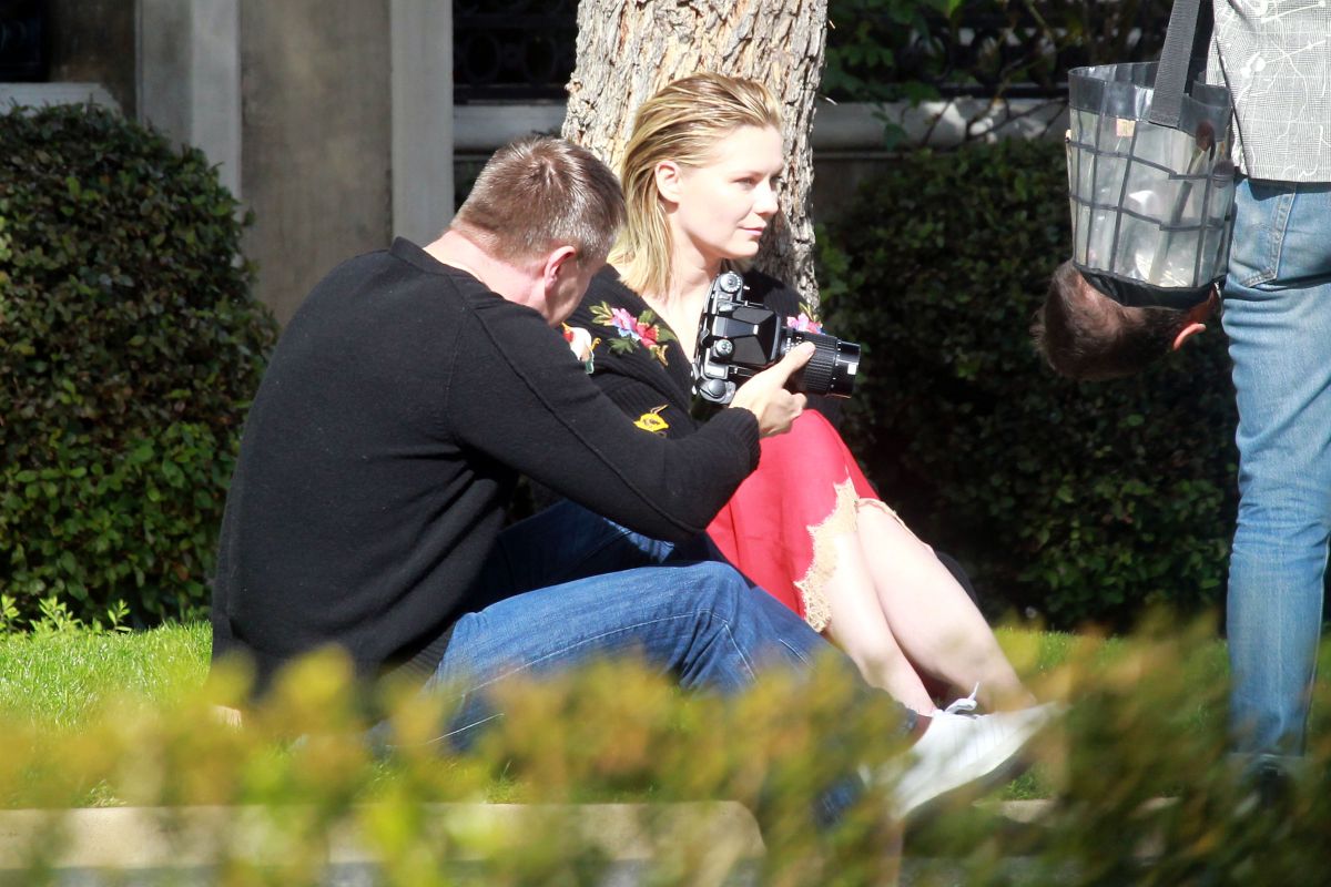 kirsten-dunst-on-the-set-of-a-photoshoot-in-la_6