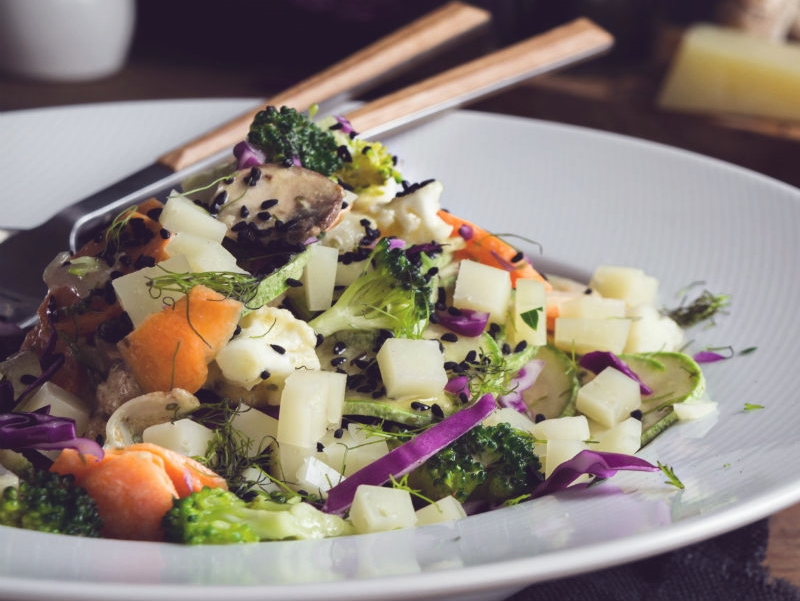 Σαλάτα με μαριναρισμένα λαχανικά, ταχίνι και Κρητική Γραβιέρα Light