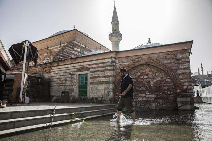 Tarihi Ahi Çelebi Camii'nin Bahçesini Denizanaları Bastı