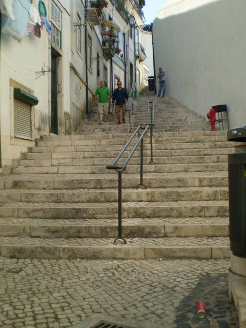 Lisboa: Tan cerca y a la vez tan lejos. - Blogs de Portugal - Miércoles 9 de Agosto: Free tour y tour de Alfama, acabando con Fado. (11)