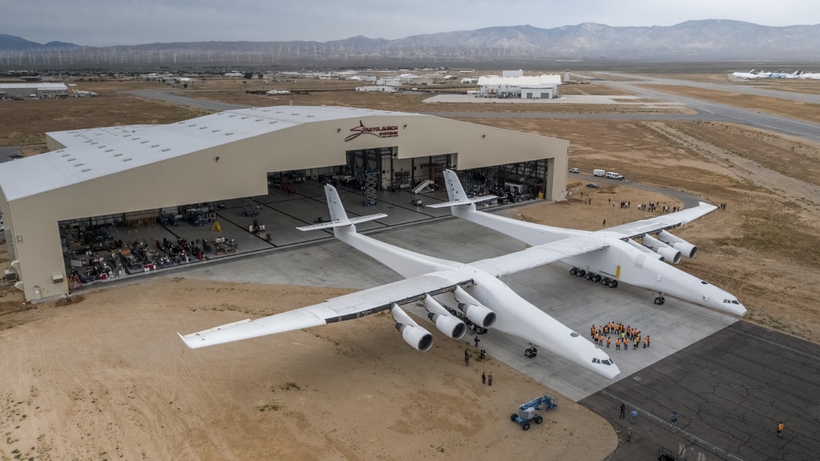 Dünyanın En Büyük Uçağı Stratolaunch Hangarından Çıktı