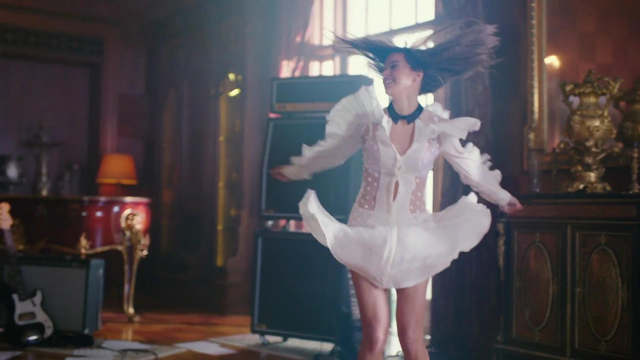 Hailee-_Steinfeld-_Blood_Pop_-_Capital-_Letters_19
