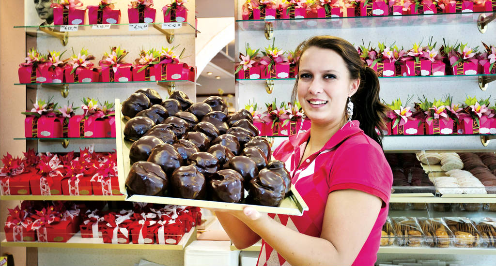 Eating a Bossche bol in Den Bosch at Jan de Groot | Your Dutch Guide