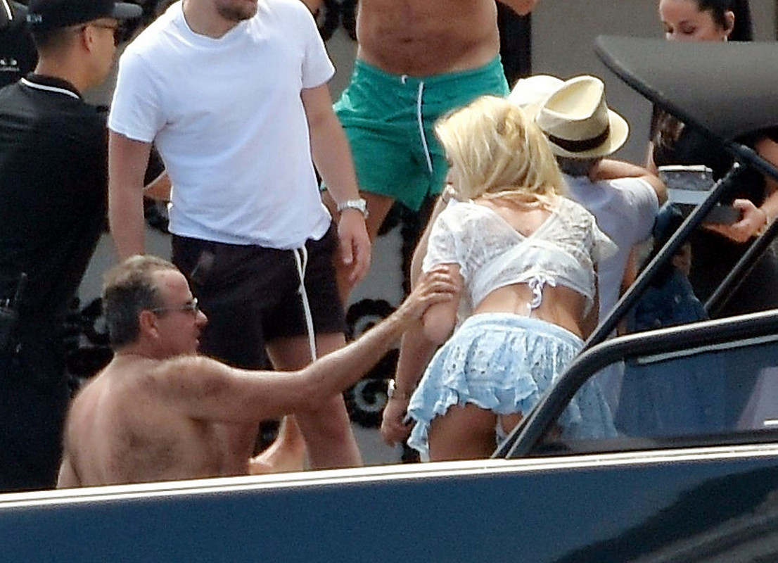 Victoria-_Silvstedt-_Upskirt-_The_Fappening_Blog.com-9