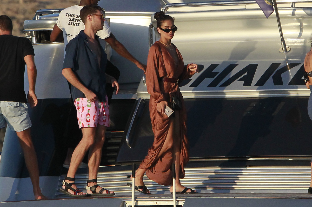shanina-shaik-at-the-beach-in-spain-72518-24