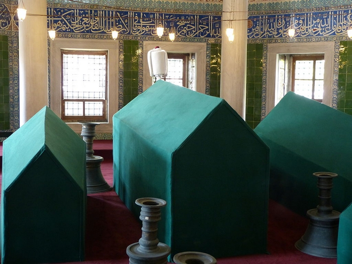 Handan Valide Sultan'ın sandukası kocası III. Mehmed'in Ayasofya Camii'ndeki Türbesindedir