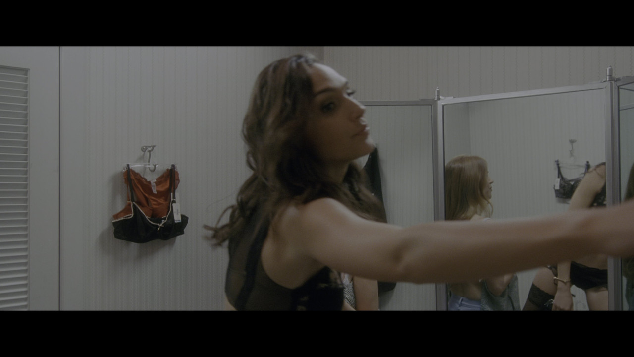 gal-gadot-keeping-up-with-the-joneses-uhd-caps-7