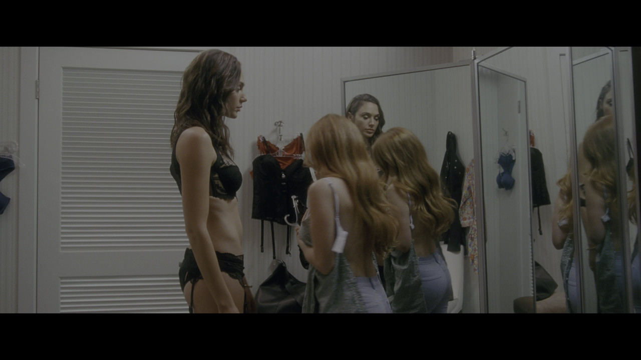 gal-gadot-keeping-up-with-the-joneses-uhd-caps-25
