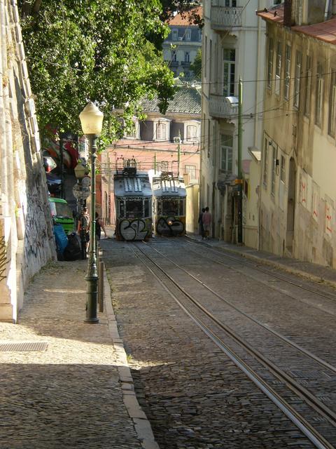 Lisboa: Tan cerca y a la vez tan lejos. - Blogs de Portugal - Miércoles 9 de Agosto: Free tour y tour de Alfama, acabando con Fado. (3)